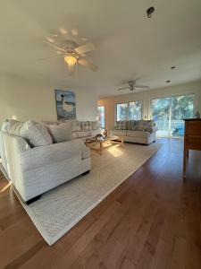 Posezení v ubytování The Ugly Dolphin a Stylish Home for 12