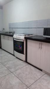 Kuchyň nebo kuchyňský kout v ubytování Comodo Apartamento en Tacna