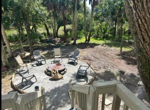 Zahrada ubytování The Ugly Dolphin a Stylish Home for 12