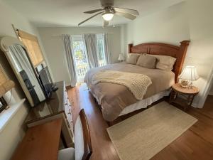 Postel nebo postele na pokoji v ubytování The Ugly Dolphin a Stylish Home for 12