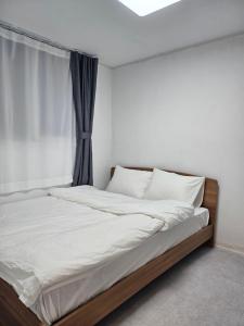 Postel nebo postele na pokoji v ubytování 목포 달달마실 103호