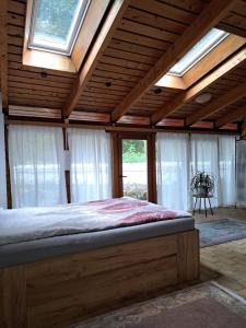 ein Schlafzimmer mit einem Bett in einem Zimmer mit Fenstern in der Unterkunft Ferienwohnung, ruhig im Grünen in Osterrönfeld