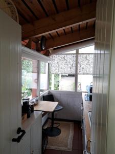 eine kleine Küche mit einem Tisch in der Mitte in der Unterkunft Ferienwohnung, ruhig im Grünen in Osterrönfeld