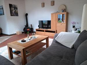 ein Wohnzimmer mit einer Couch und einem Couchtisch in der Unterkunft Ferienwohnung, ruhig im Grünen in Osterrönfeld + 3 Fotos