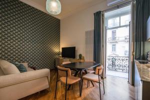 TV/trung tâm giải trí tại Mareluna Promenade - Seafront Apartments