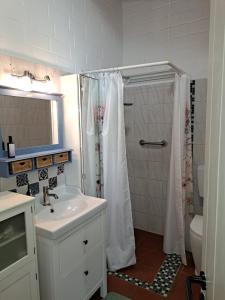 ein weißes Badezimmer mit Dusche und Waschbecken in der Unterkunft Ferienwohnung, ruhig im Grünen in Osterrönfeld