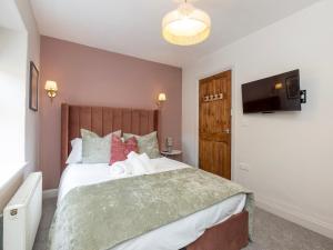 Televiisor ja/või meelelahutuskeskus majutusasutuses Pass the Keys Foxglove Cottage – Cosy Countryside Retreat