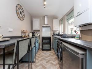 Köök või kööginurk majutusasutuses Pass the Keys Foxglove Cottage – Cosy Countryside Retreat