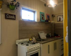 una cocina con estufa y fregadero en Departamento temporario, en La Plata 2 fotos más
