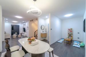 a living room with a white table and chairs at Stylish 3 Bedroom Villa with Garden, Chalong - by PoshSaga in Chalong 