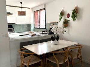 ครัวหรือมุมครัวของ Marylanca - Climatisé avec terrasse +2 ภาพ