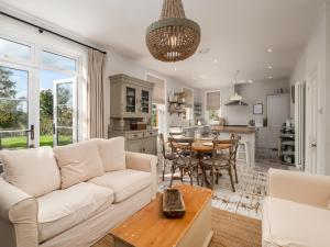 Η κουζίνα ή μικρή κουζίνα στο Stunning Modern Countryside Home PassTheKeys®