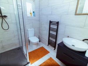 une salle de bain avec une douche, des toilettes et un lavabo dans l'établissement Pass the Keys Spacious 4-Bedroom Home Prime Hatfield Location, à Hatfield 28 autres photos