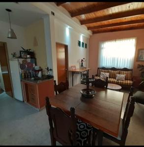sala de estar con mesa de madera y cocina en Departamento temporario, en La Plata