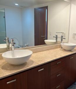een badkamer met 2 wastafels en een grote spiegel bij torre renoir 96, depto 306 in Mexico-Stad