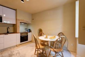 リンダ・ア・ヴェーリャにあるHip & Peaceful TM Villaの部屋にテーブルと椅子のあるキッチン