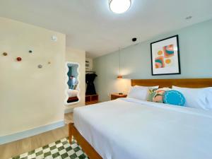 a bedroom with a large white bed in a room at Gainesville Lodge in Gainesville
