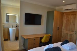 Una habitación de hotel con una cama y un televisor en la pared. en Appartement en duplex vue sur mer, en Grimaud 7 fotos más