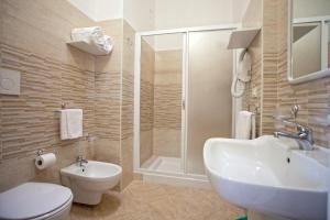 W łazience znajduje się toaleta, umywalka i prysznic. w obiekcie Agriturismo Masseria Terra D'Otranto w mieście Otranto