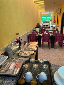 Una línea de buffet con comida en un restaurante. en É de casa unidade 01 bem proximo da basilica de nossa sra das dores, en Juazeiro do Norte