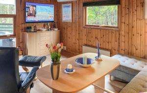 Μια τηλεόραση ή/και κέντρο ψυχαγωγίας στο Awesome Home In Jerup With Wifi