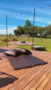 a brown mat sitting on a wooden deck at Casa de Ferro 287 Aconchego e Praticidade in Venâncio Aires