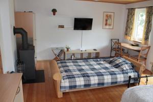 Un dormitorio con una cama con una manta a cuadros. en Turracher Berghütte, en Turracher Höhe