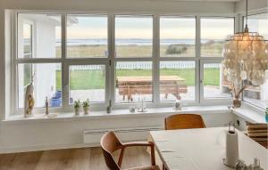 Oddesund SydにあるCozy Home In Struer With Saunaのダイニングルーム(大きな窓、テーブル付)