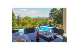 Πισίνα στο ή κοντά στο Lovely Home In Sinj
