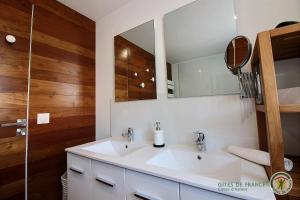 ラニオンにあるLa maison de lannionの洗面台と鏡のあるバスルーム +29枚の写真