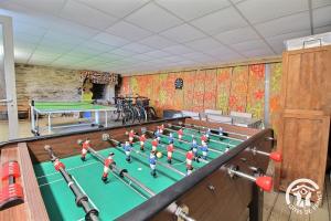 ラニオンにあるLa maison de lannionの卓球台付きの部屋