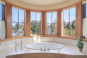 Ένα μπάνιο στο Drake Park Villa +84 φωτογραφίες