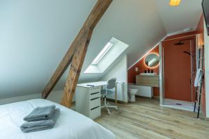 a bedroom with a bed and a desk in a attic at CoolLiving Suites personnelles 10 Mins Beauval Maison Jardin Parfait Télétravail in Mareuil-sur-Cher