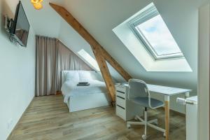 a bedroom with a bed and a desk and a window at CoolLiving Suites personnelles 10 Mins Beauval Maison Jardin Parfait Télétravail in Mareuil-sur-Cher