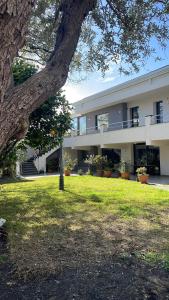 un grande edificio bianco con piante in un cortile di Coco Noir Luxury Villa a Trecastagni