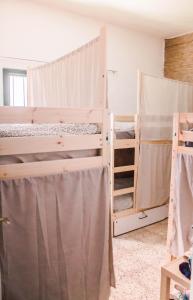 アロナにあるSingle Fin Surf Hostelの二段ベッドが2つある部屋 +52枚の写真