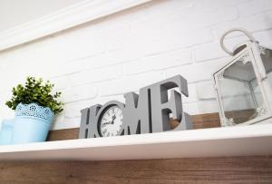 a shelf with a sign that reads help at Apartament w lesie in Lipnica +27 photos