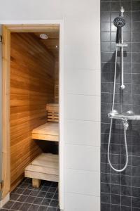 La salle de bains est pourvue d'un sauna et d'une douche. dans l'établissement Luxury Villa Riverside, Private Sauna & Wifi, à Rovaniemi 19 autres photos