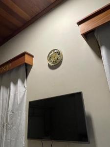 Big AdaにあるBeau Apartmentのテレビ横時計