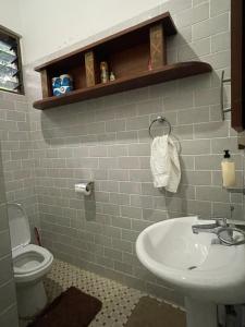 Big AdaにあるBeau Apartmentの白い洗面台とトイレのあるバスルーム