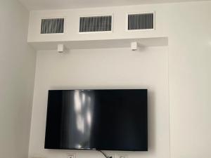 Et tv og/eller underholdning på Comfortable apartment - Monza park with garage + 16 billeder