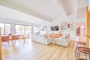 Una sala de estar con muebles blancos y una mesa. en Luxury Escape Villa Game Room Pool MNT views, en Palm Springs