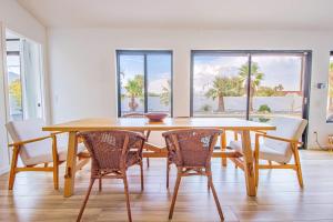 Un comedor con mesa y sillas de madera. en Luxury Escape Villa Game Room Pool MNT views, en Palm Springs 10 fotos más