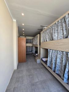 Habitación con varias literas en una habitación. en Sheraton Hostel - Hurghada, en Hurghada