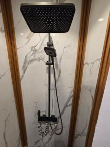 una luz que está en la parte superior de una pared en Sheraton Hostel - Hurghada, en Hurghada