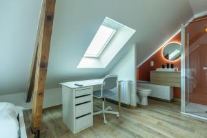 a attic bedroom with a desk and a skylight at CoolLiving Suites personnelles 10 Mins Beauval Maison Jardin Parfait Télétravail in Mareuil-sur-Cher