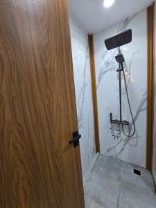 una habitación con una puerta y una pared con un tigre en Sheraton Hostel - Hurghada, en Hurghada 13 fotos más