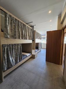 Habitación con literas y pasillo. en Sheraton Hostel - Hurghada, en Hurghada