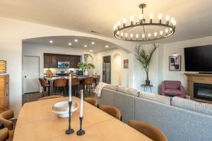 una sala de estar con una mesa y un sofá en Amara Villa-Heated Pool and Spa, Game Room, Fire Pit, BBQ, en Indio