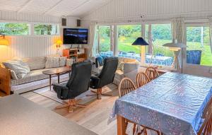 Μια τηλεόραση ή/και κέντρο ψυχαγωγίας στο Amazing Home In Præstø With Wifi